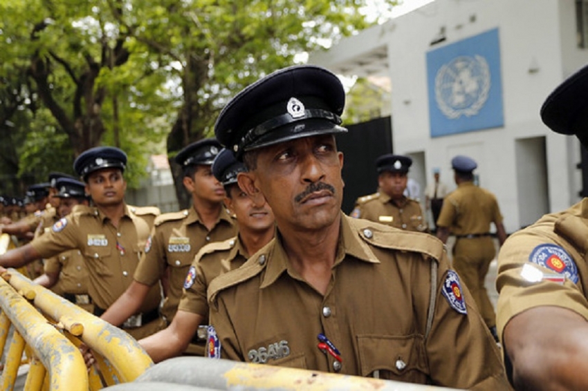 Шри ланка форма. Шри Ланка полиция. Шри Ланка полицейский. Форма полиции Шри Ланки. Sri полиция.