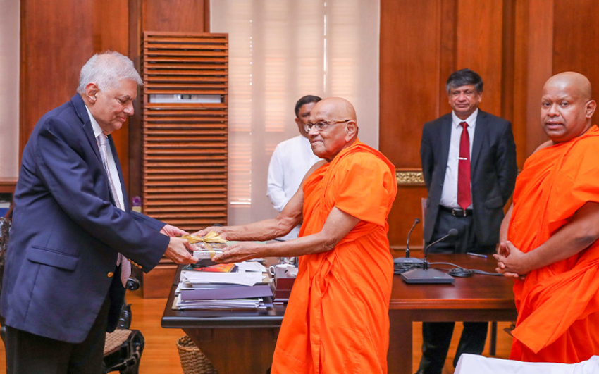 Ven. Dr. Muruththettuwe Ananda Nayaka Thero Presents ‘Jana Aragalaye Donkaraya’ to President Ranil Wickremesinghe