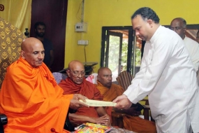 Minister Navin Dissanayake receives Deshabhimani Sri Lanka Janaranjana Swarna Bimba Award