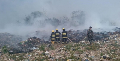 Navy renders assistance to douse fire erupted at Ambalanmulla area in Seeduwa