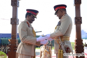 Outgoing Army Chief Gen Ratnayake Hands Over Symbolic Sword to His Successor