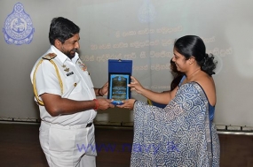 Civil employees felicitate the Commander of the Navy
