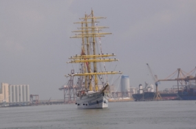 Indonesian sailing vessel arrives at Colombo Port