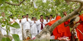 President pays homage to Jaya Sri Maha Bodhi