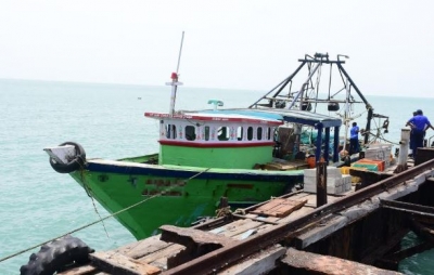 Navy apprehends 07 Indian fishers for poaching in northern waters