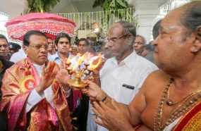 President makes offerings to  Manikka Gana Devi Kovil Vail procession