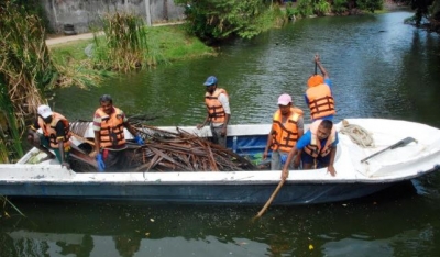 Navy renders assistance to clean retention pond at Samagipura, Hambantota