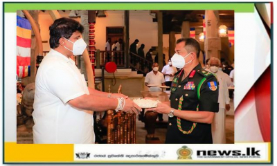 Commander in Kandy Makes Obeisance to Dalada Maligawa &amp; Mahanayake Theros