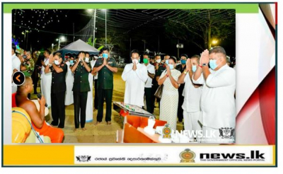    Army Chief Switches on Illuminations at Kataragama &amp; Meets Troops Serving the Area