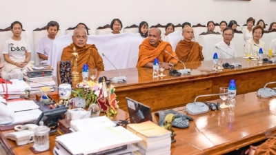 Thai buddhist delegation including Maha Nayaka Theros meets President