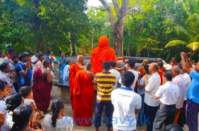 Navy assists to bring stone Buddha statue to Thalathuduwa Forest Hermitage