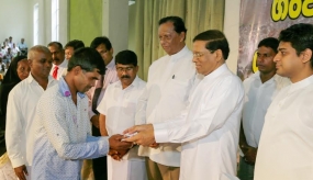 President distributes aid to owners of flood damaged houses in Polonnaruwa District