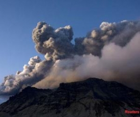 Volcanic eruption shuts 5 Indonesian airports