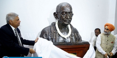 PM unveils statue of Gandhi