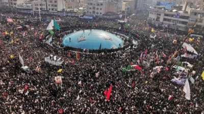 Huge crowds pack Tehran for commander&#039;s funeral