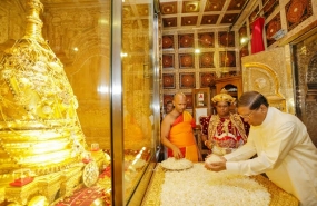 President pays homage to Sacred Tooth Relic