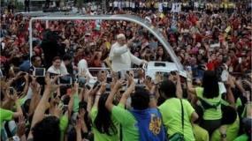 Pope Francis: Huge crowds gather in Manila for Mass