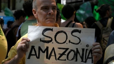 Amazon fires: Brazil sends army to help tackle blazes