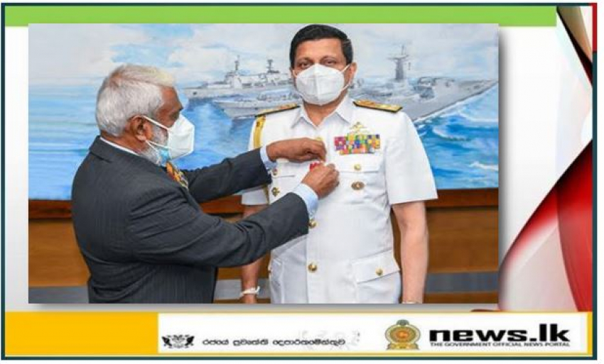 Sri Lanka Naval Association pins poppy flower on Commander of the Navy