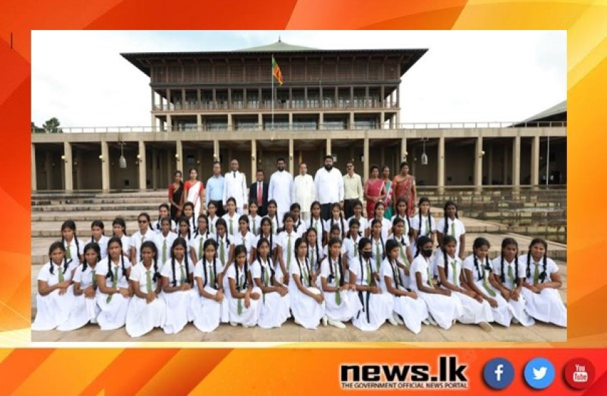    700 students from the North visit the parliament