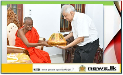 President receives blessings from Most Venerable Pallegama Hemarathana Nayaka Thero