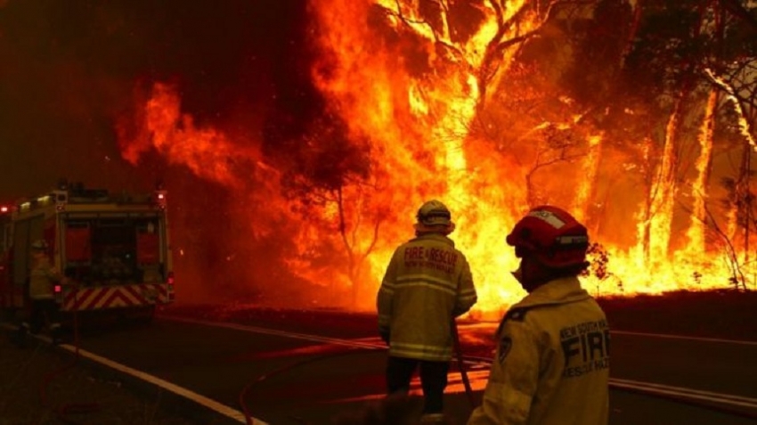 Australia fires worsen as every state hits 40C