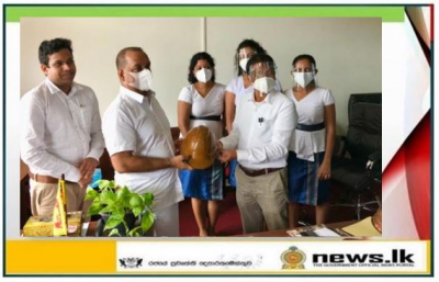 Introduction of an eco-friendly safety helmet to the Minister of Environment