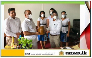 Introduction of an eco-friendly safety helmet to the Minister of Environment
