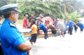 Sri Lanka Navy assists flood victims