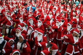 Thousands dressed as Santa take part in annual run